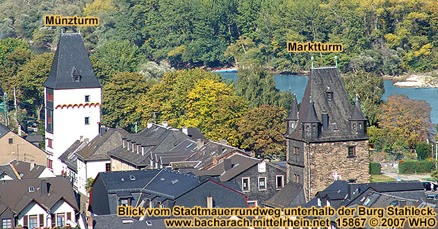 Bacharach am Rhein, Mnzturm und Marktturm. Blick vom Stadtmauerrundweg Bacharach unterhalb der Burg Stahleck.